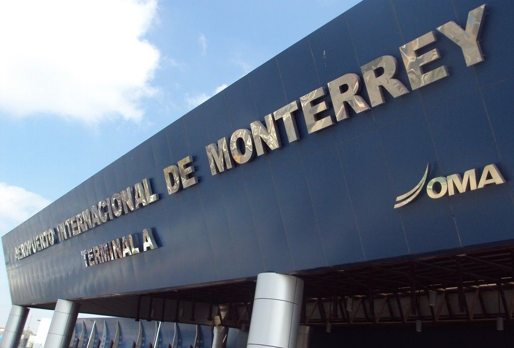 Pasajeros quedan varados en aeropuerto de Monterrey por mal tiempo
