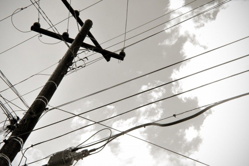 Rachas de viento provocan cortes de energía eléctrica en Monterrey