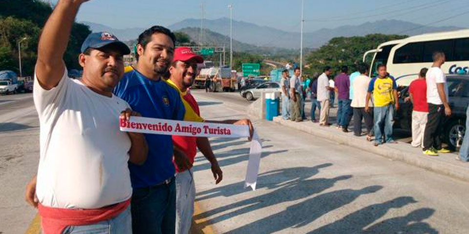 Reciben taxistas de Acapulco a turistas con cocos y tamarindos