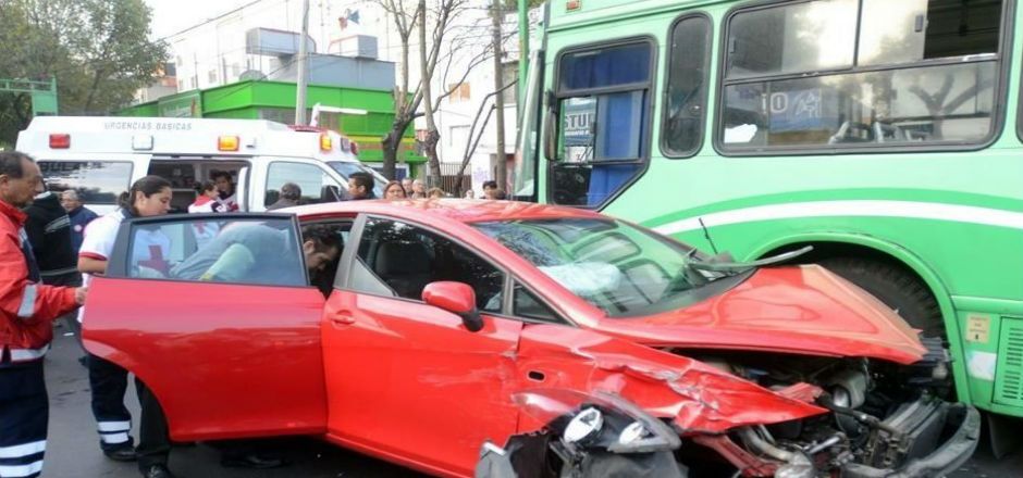 Un herido por carambola en Eje Central Un herido por carambola en Eje Central