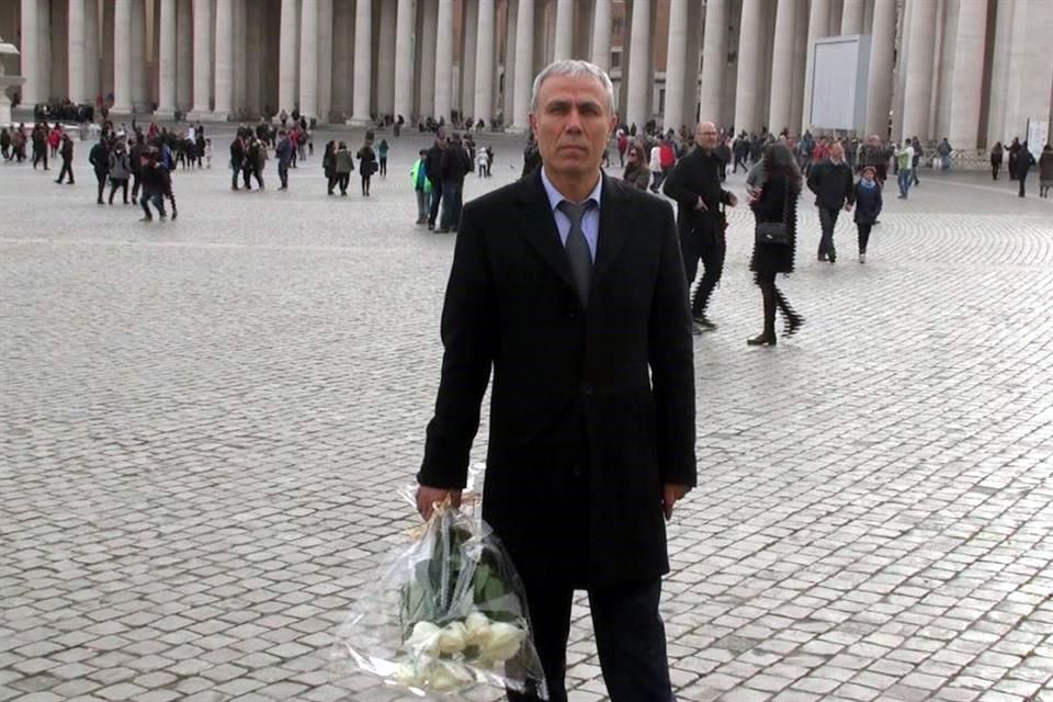 Lleva flores a Juan Pablo II hombre que intentó asesinarlo Lleva flores a Juan Pablo II hombre que intentó asesinarlo