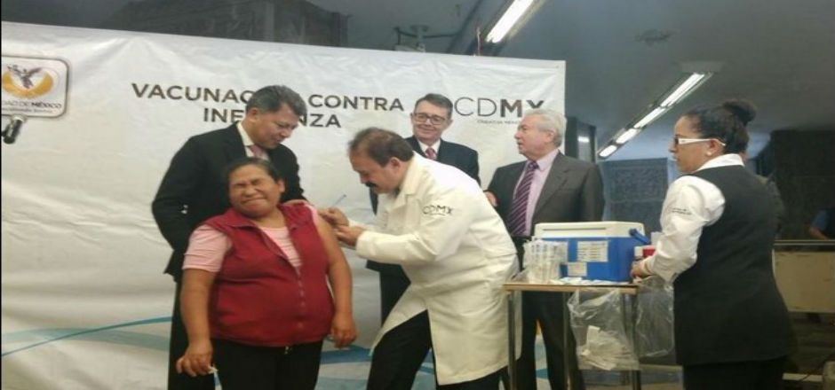 Armando Ahued encabezó campaña de vacunación en el Metro Armando Ahued encabezó campaña de vacunación en el Metro