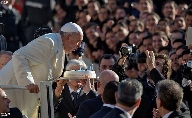Papa Francisco sopla las velitas por su cumpleaños número 78 Papa Francisco sopla las velitas por su cumpleaños número 78