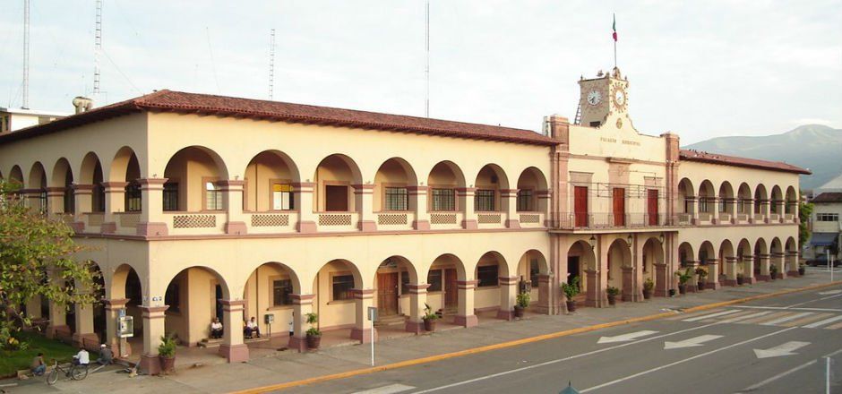 Autodefensas liberan alcaldía de Apatzingán Autodefensas liberan alcaldía de Apatzingán