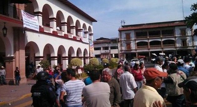 Toman autodefensas alcaldía de Apatzingán