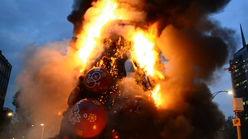 Cinco años de cárcel por incendiar árbol de navidad de Reforma