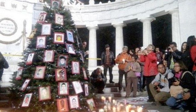 Colocan árbol de Navidad en memoria de normalistas