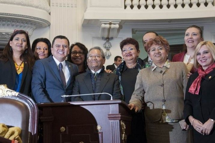 Armando Manzanero recibe medalla al Mérito a las Artes Armando Manzanero recibe medalla al Mérito a las Artes