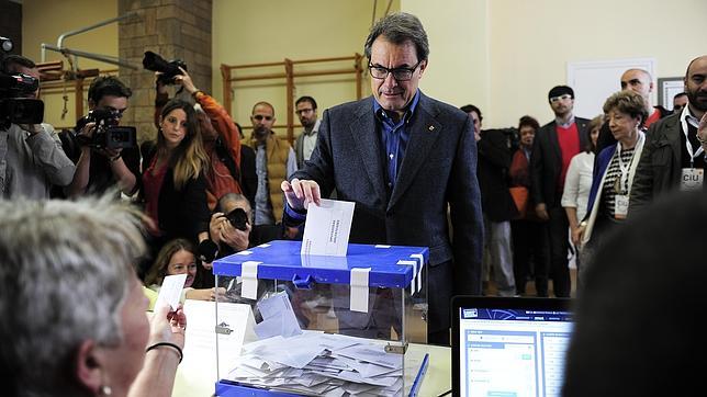 Presidente catalán acusado de “desobediencia” por participar en el 9-N Presidente catalán acusado de “desobediencia” por participar en el 9-N