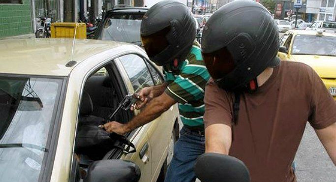 Evita que le roben su auto y mata al asaltante Evita que le roben su auto y mata al asaltante