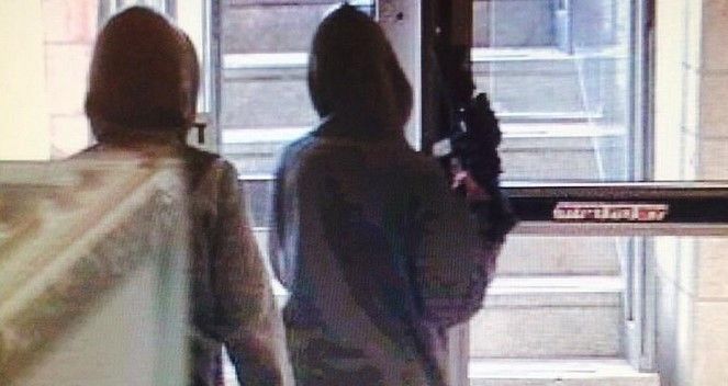 Dos menores asaltan banco de Israel con arma de juguete Dos menores asaltan banco de Israel con arma de juguete