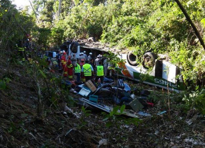 Autobús desbarrancado en Brasil deja 8 muertos Autobús desbarrancado en Brasil deja 8 muertos