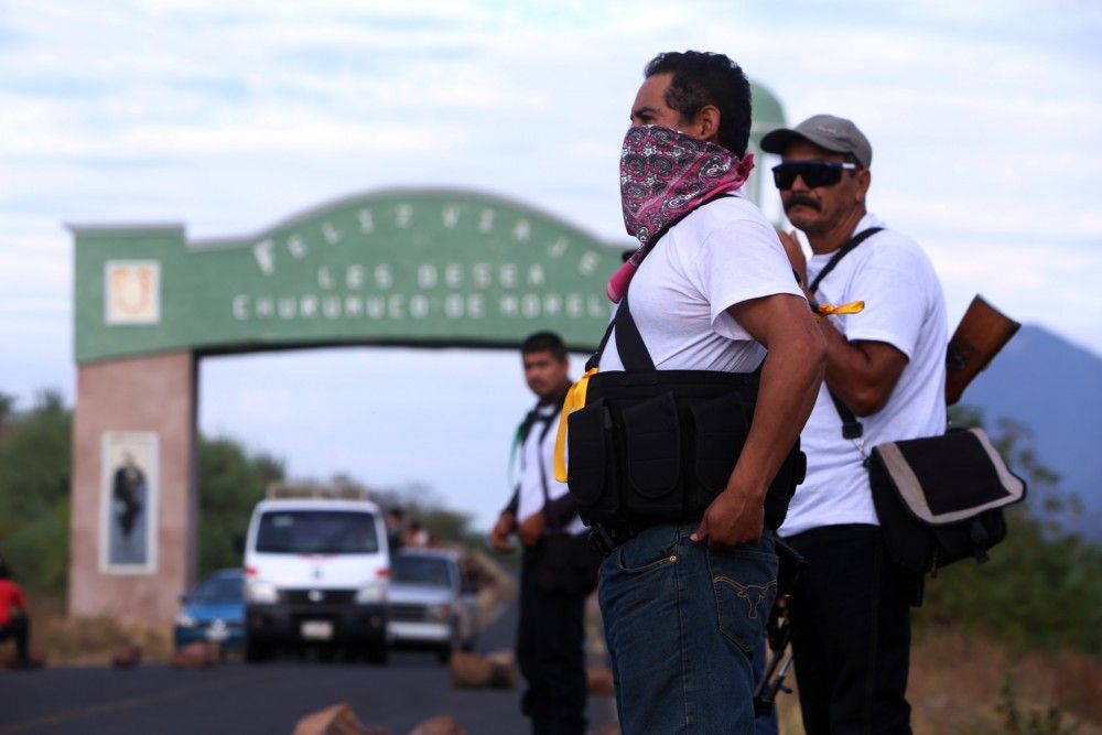 Ex miembros de autodefensas toman Apatzingán