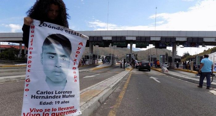 Normalistas y maestros toman caseta de la Autopista del Sol Normalistas y maestros toman caseta de la Autopista del Sol