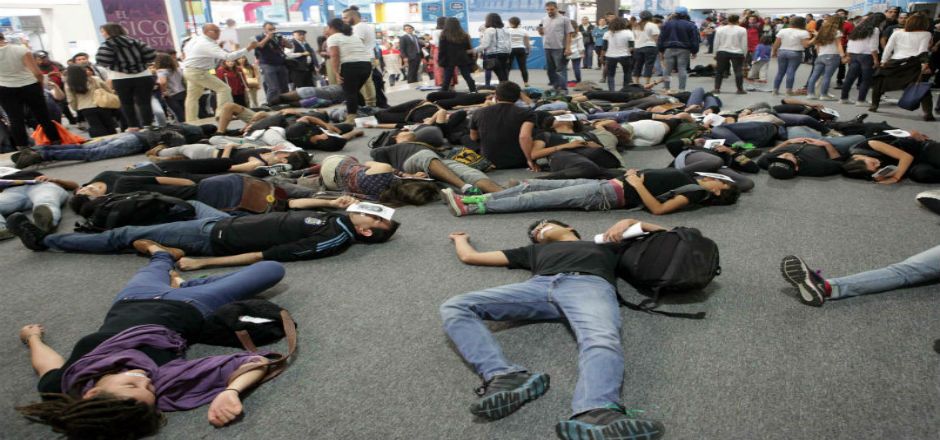 Realizan flashmob por Ayotzinapa en la FIL Realizan flashmob por Ayotzinapa en la FIL