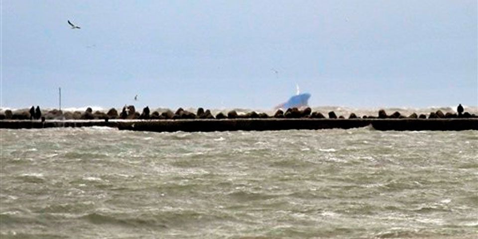 Barco turco choca y se hunde, mueren dos y desaparecen cuatro Barco turco choca y se hunde, mueren dos y desaparecen cuatro