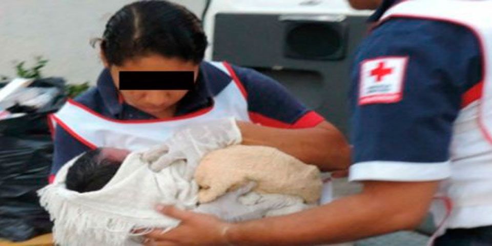Abandonan a recién nacido en lote baldío