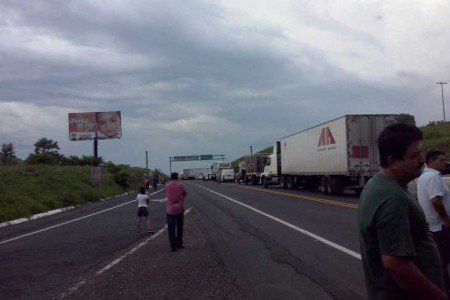 Seguidores de El Americano bloquean carretera de Buenavista Seguidores de El Americano bloquean carretera de Buenavista
