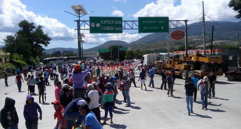Encapuchados toman caseta en Autopista del Sol