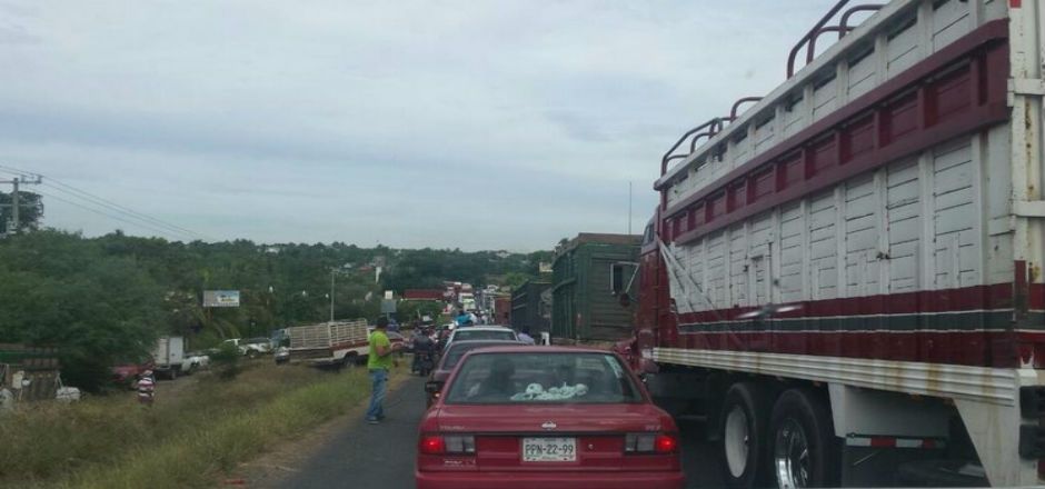 Cuatro días de bloqueos en carreteras de Tierra Caliente Cuatro días de bloqueos en carreteras de Tierra Caliente