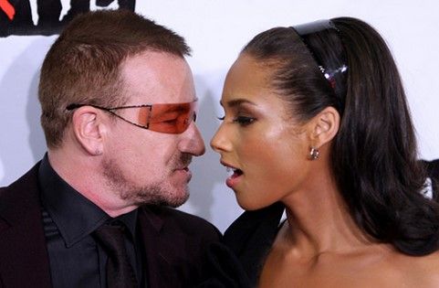 Bono le da un tierno beso a Alicia Keys Bono le da un tierno beso a Alicia Keys