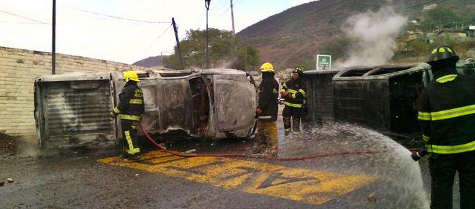 Queman normalistas camionetas en Chilpancingo