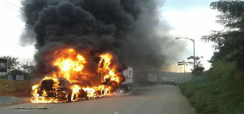 Destruyen maestros 13 camiones durante el bloqueo de la carretera transístmica Destruyen maestros 13 camiones durante el bloqueo de la carretera transístmica