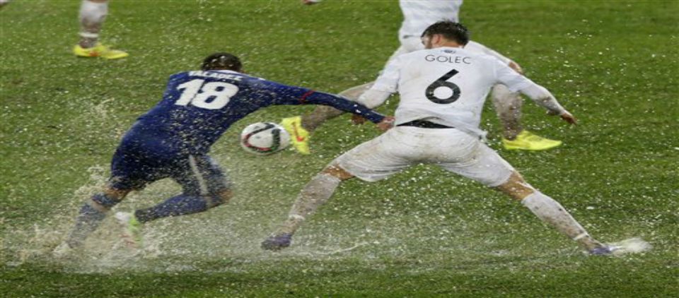 FIFPro protesta por cancha anegada FIFPro protesta por cancha anegada