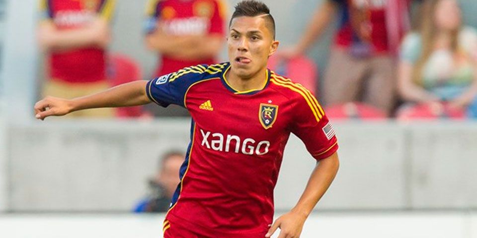 Carlos Salcedo confirma su llegada a Chivas