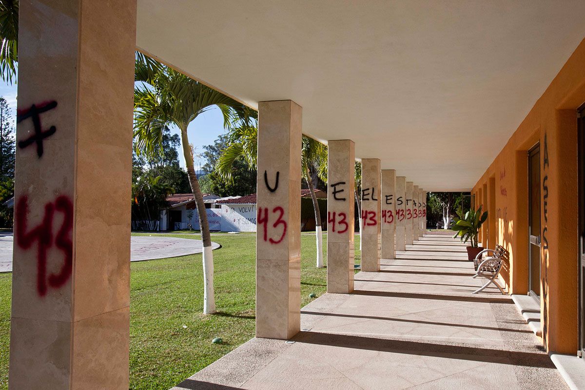 Normalistas se llevan vallas metálicas de Casa Guerrero