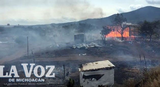 Al menos 300 individuos queman viviendas en Morelia