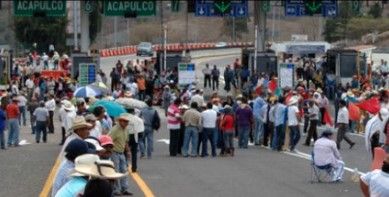 CETEG y normalistas toman casetas de Acapulco