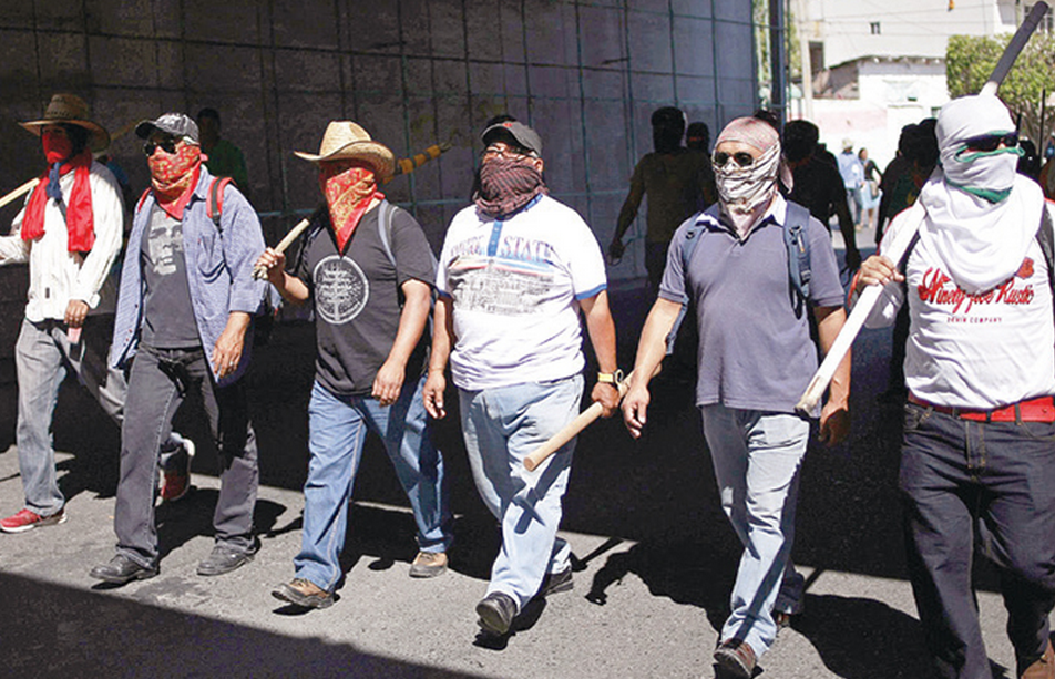 Maestros secuestran a periodistas en Guerrero