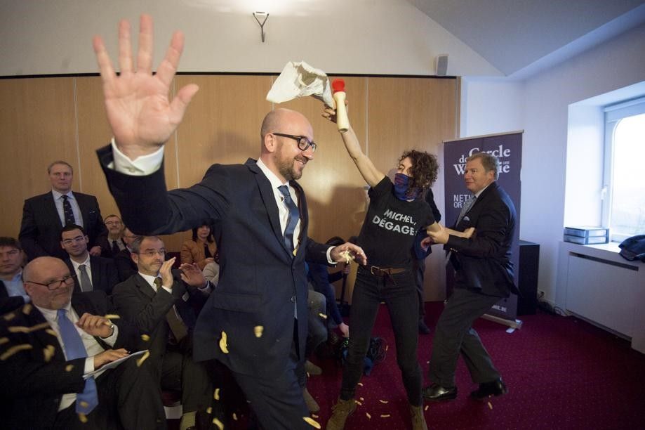 Atacan con mayonesa y papas a ministro de Bélgica Atacan con mayonesa y papas a ministro de Bélgica