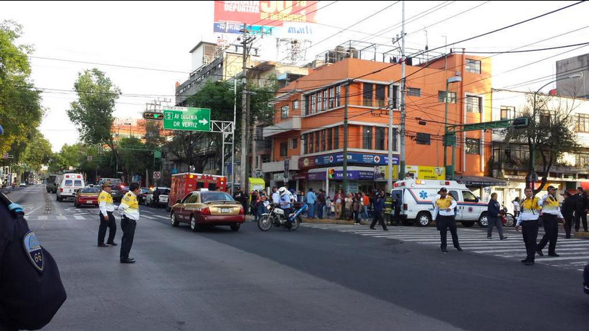 Vuelca y se incendia ambulancia en la Ciudad de México