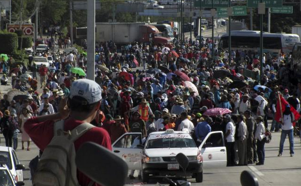 Enfrentamiento entre policías y normalistas deja 11 lesionados