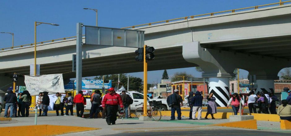 Retiene Sección 22 camiones y bloquea crucero en Oaxaca
