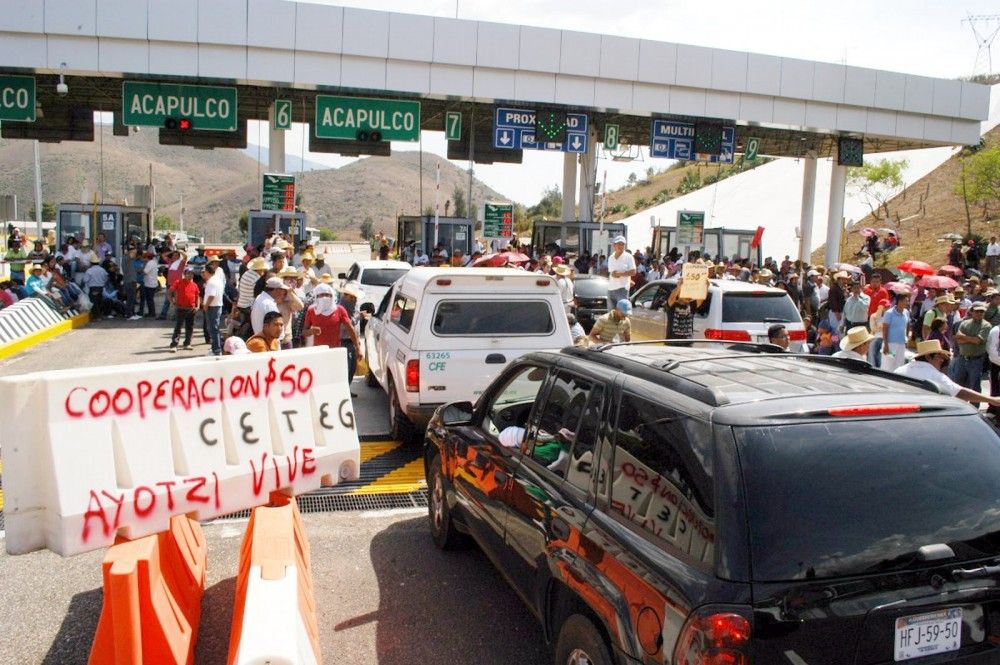 CETEG y normalistas vuelven a tomar casetas en Acapulco