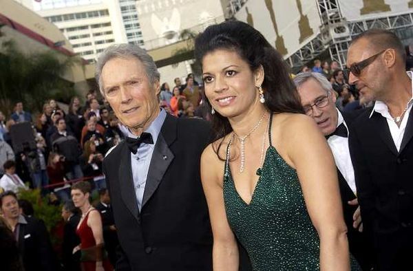 Clint Eastwood está oficialmente divorciado