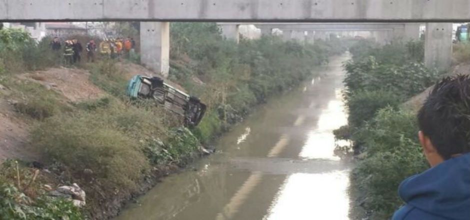 Automovilista cae al Río de los Remedios al quedarse sin frenos Automovilista cae al Río de los Remedios al quedarse sin frenos