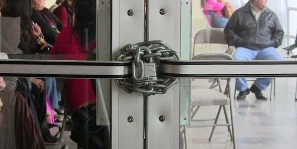 Legisladores de Baja California sesionan bajo fuertes candados y cadenas Legisladores de Baja California sesionan bajo fuertes candados y cadenas