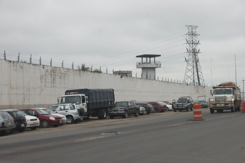 Detienen a mujeres por intentar introducir droga y celulares a penal de Tabasco