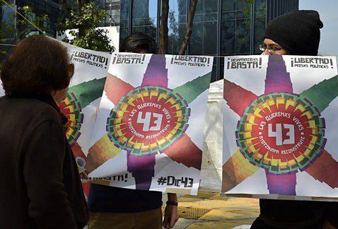 Padres de normalistas preparan plantón y marcha