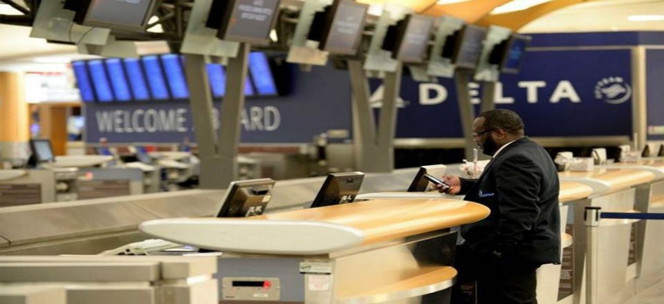 Arrestan a empleado de Delta Airlines por tráfico de armas