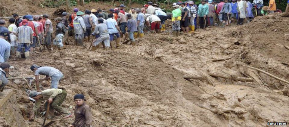 Un deslave en Indonesia deja 8 muertos y 100 desaparecidos Un deslave en Indonesia deja 8 muertos y 100 desaparecidos