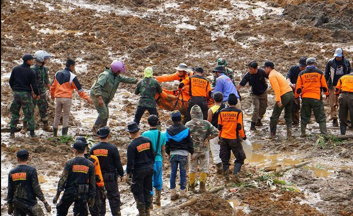 Deslave deja decenas de muertos en Indonesia Deslave deja decenas de muertos en Indonesia