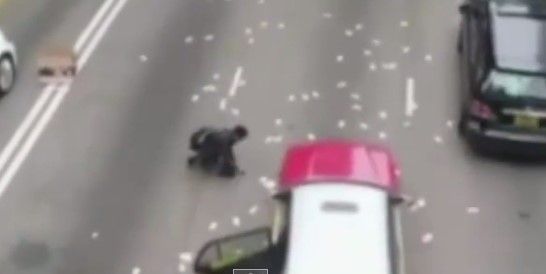 Camioneta de valores tira 2 mdd en el pavimento Camioneta de valores tira 2 mdd en el pavimento