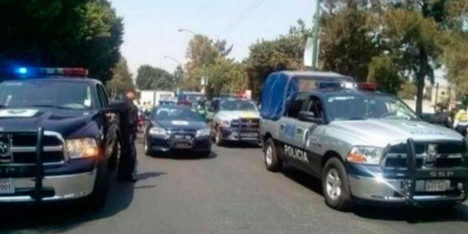 Cámara de seguridad graba a dos hombres atacando una camioneta