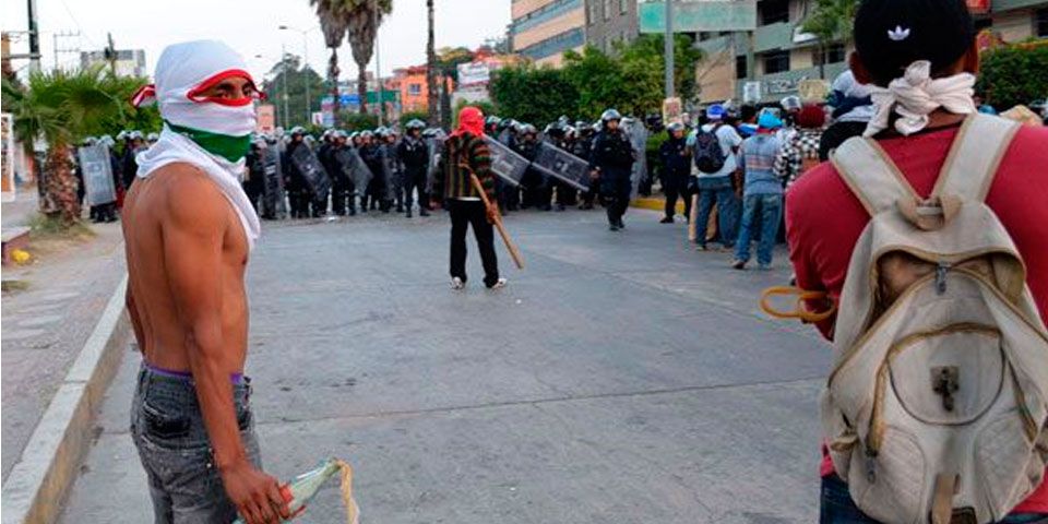 Padres y familiares de normalistas son hospitalizados luego de enfrentamiento