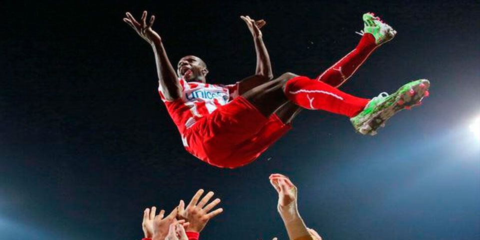 Victoria de Olympiacos en último partido de Abidal